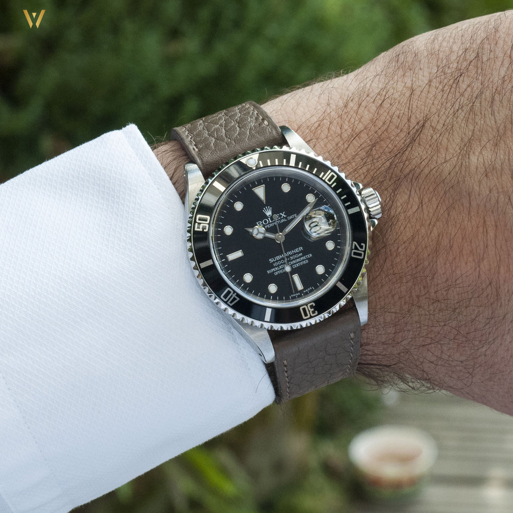Bracelet de montre taurillon taupe avec Rolex Submariner au poignet